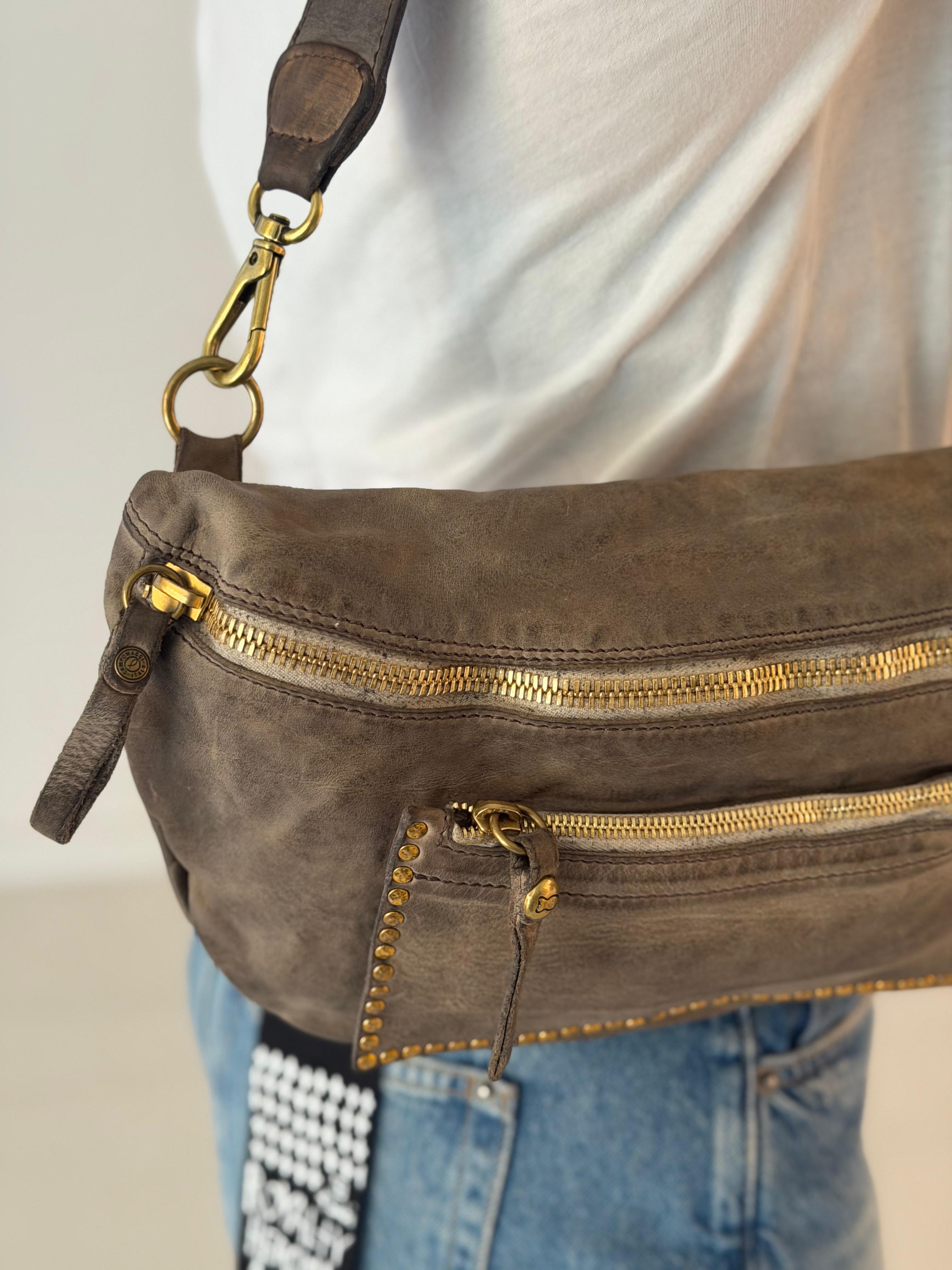 Nicole shoulder bag cow+studs CEMENT