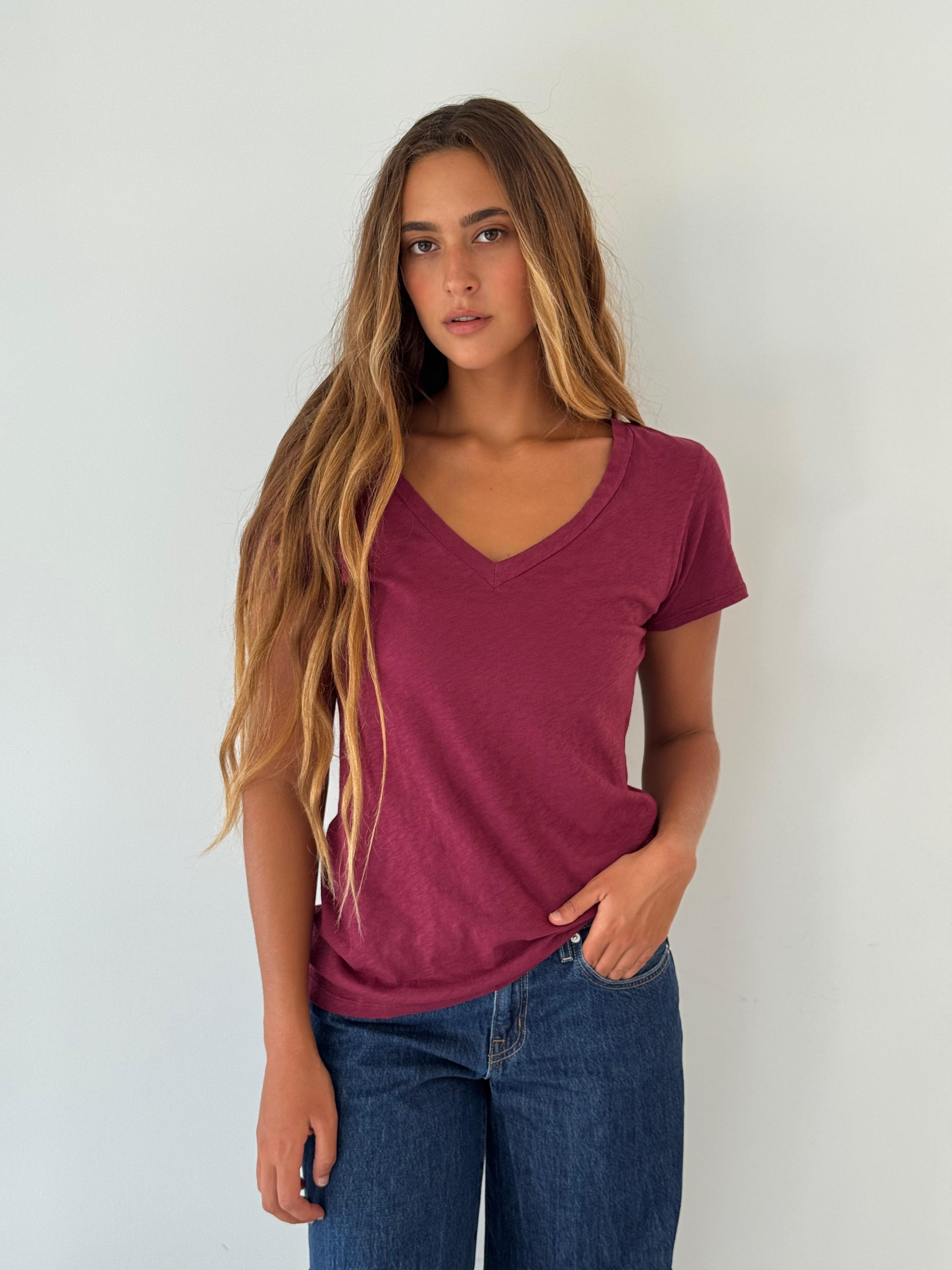 Lilith V-neck T-shirt CHERRY